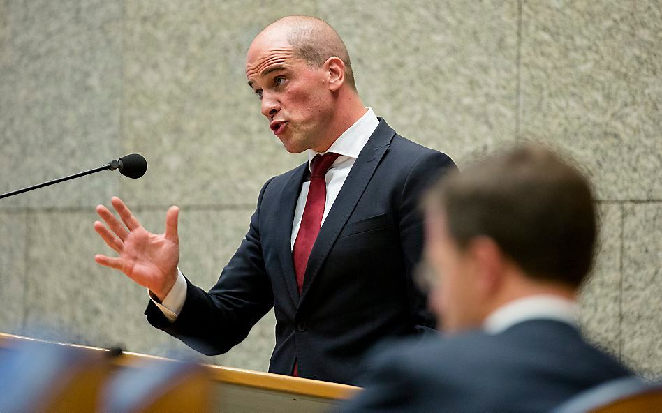 Vluchtelingen die zijn opgevangen in het Midden-Oosten moeten de kans krijgen om daar asiel aan te vragen voor Europa. Zo moet volgens PvdA-leider Diederik Samsom voorkomen worden dat ze in bootjes stappen richting de EU. beeld ANP