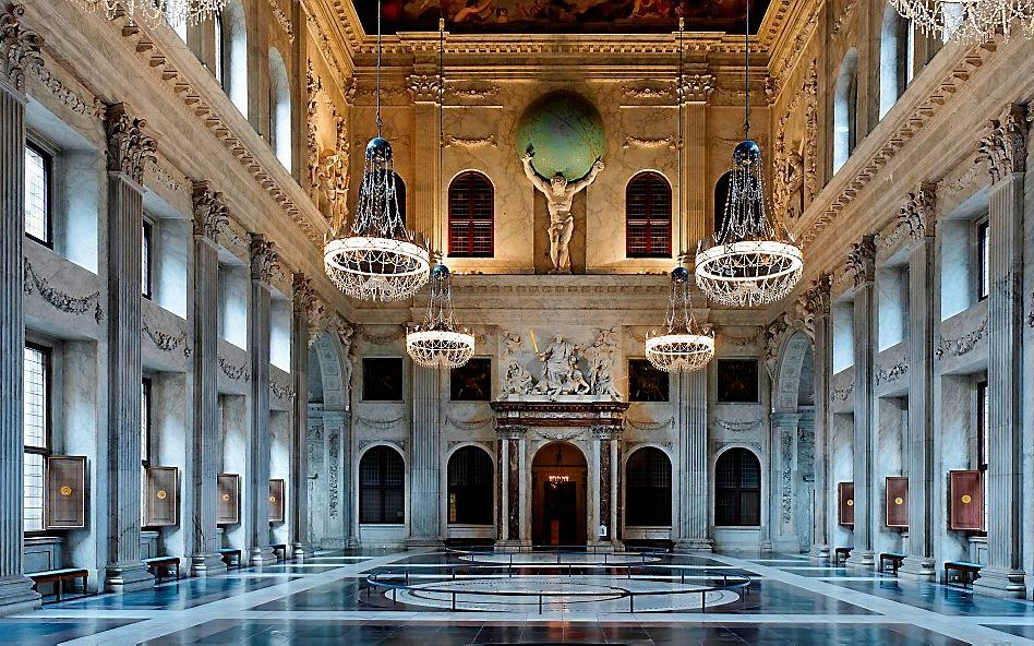 De Burgerzaal in het Koninklijk Paleis Amsterdam. Op de grond zijn twee van de drie wereldkaarten te zien. beeld Koninklijk Paleis Amsterdam