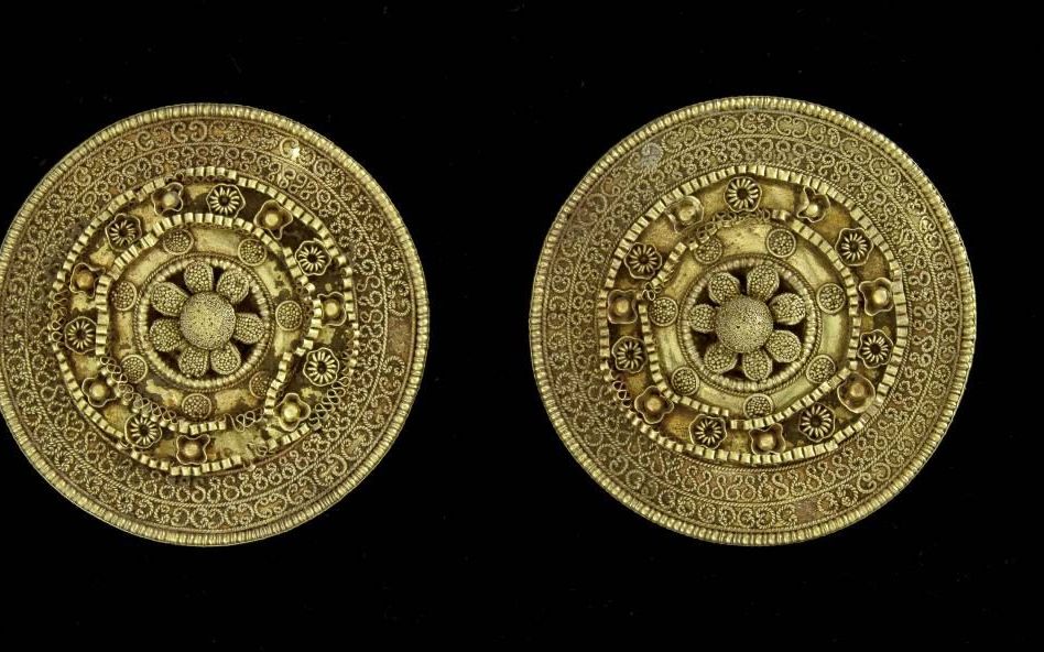 Een paar verfijnde gouden oorversieringen uit de 6e eeuw voor Christus. Foto Bijbellandenmuseum