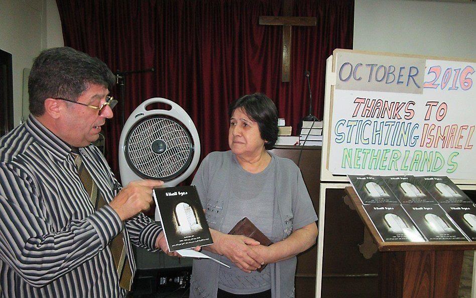 Overhandiging van ”Het gebed" van J. C. Ryle in Damascus. beeld Stichting Ismaël