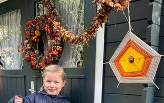 Meisje met spinnenweb van kastanje, prikkers en wol.