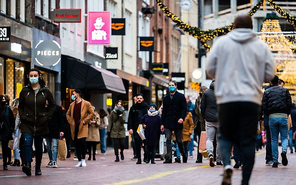 Winkelend publiek in het centrum van Eindhoven. Vorig weekend heeft de burgemeester van Eindhoven de winkels eerder moeten sluiten vanwege de grote drukte in de binnenstad. beeld ANP, Rob Engelaar