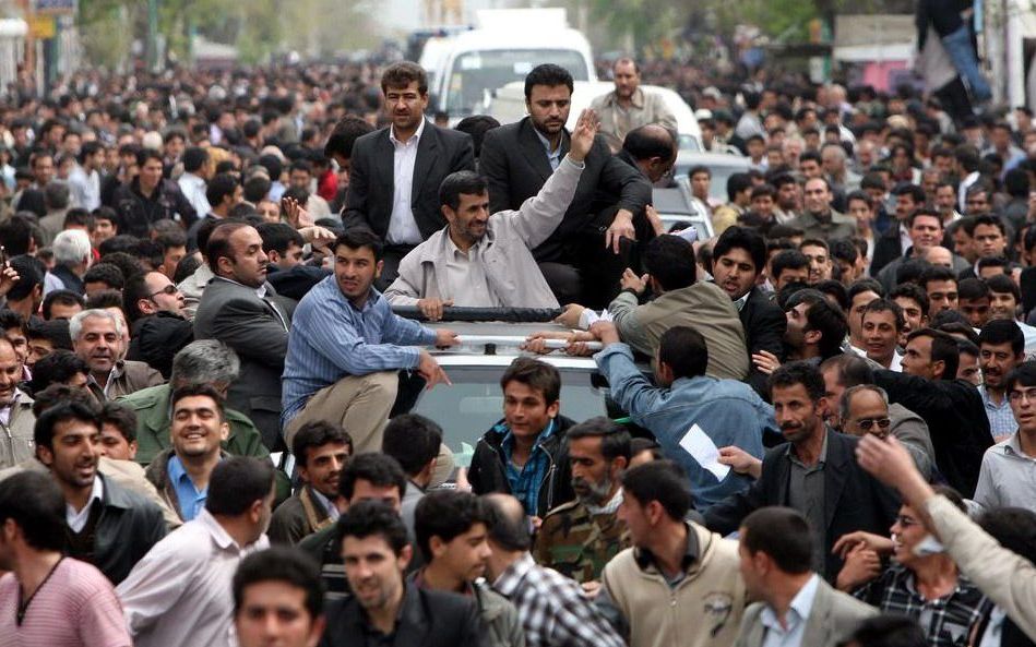 TEHERAN – De Iraanse president Ahmadinejad laat zich uitgebreid toejuichen door zijn aangehangers. Tegenstanders worden onder meer met zijn toestemming gemarteld en verkracht.Foto EPA