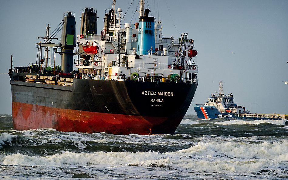 Hij is los! Sleepboten trokken afgelopen zaterdag het vrachtschip Aztec Maiden los. Foto ANP