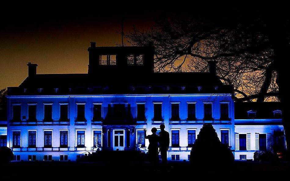 Paleis Soestdijk kleurt maandagavond blauw in het kader van de Autismeweek. Met de actie ‘Light it up blue’, waarbij gebouwen in blauwe schijnwerpers worden gezet, wordt aandacht gevraagd voor autisme. Foto ANP