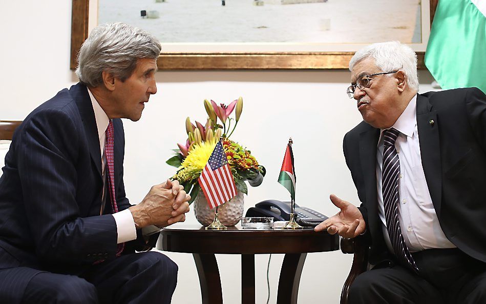 Israël en Palestina boeken vorderingen in het ​​bereiken van een kader voor een vredesovereenkomst, maar ze zijn er nog niet. Dat zei de Amerikaanse minister van Buitenlandse Zaken, John Kerry (l), zaterdag. beeld EPA