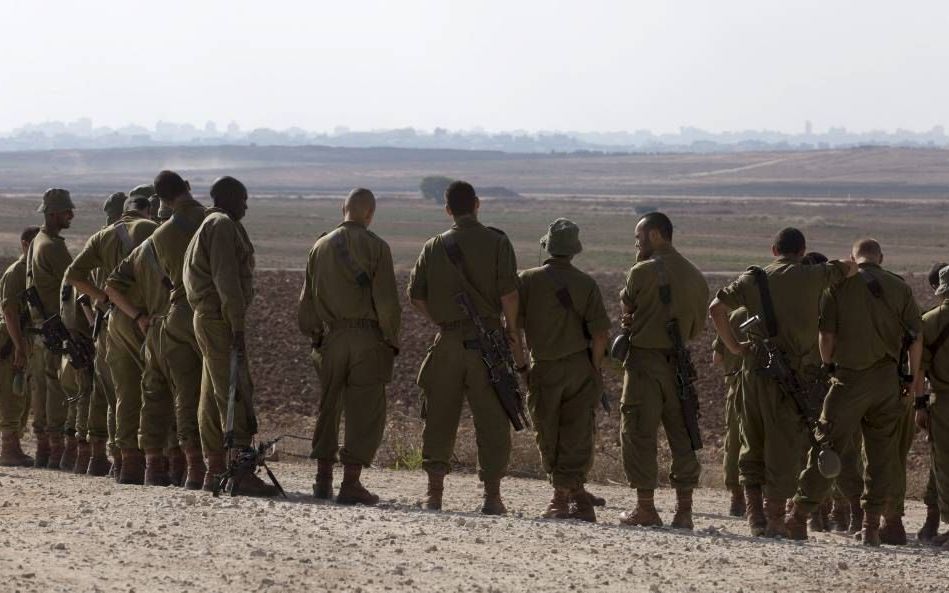 „Gevreesd moet worden dat Hamas ook in wat in de krant de Westbank heet, steeds meer invloed krijgt. Alleen al in dat licht is Israël terecht beducht voor het zomaar prijsgeven van de omstreden gebieden.” Foto: Israëlische militairen patrouilleren aan de 