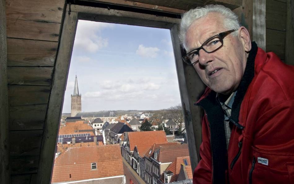 De protestantse kerkrentmeester Jans Winter vanuit ‘zijn’ Binnenkerk, met een doorkijkje naar de Clemenskerk  beeld Eelco Kuiken