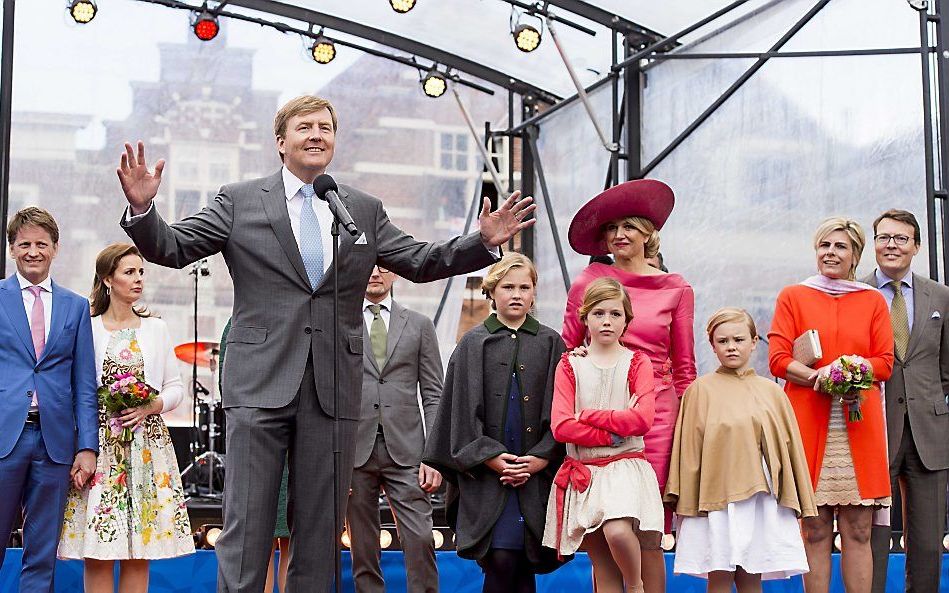 Koning Willem-Alexander tijdens het feestelijk einde van Koningsdag op het Statenplein in Dordrecht.  beeld ANP