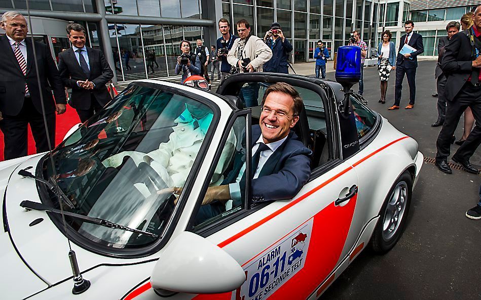 Premier Rutte in een Porsche van de snelwegpolitie van weleer. beeld ANP