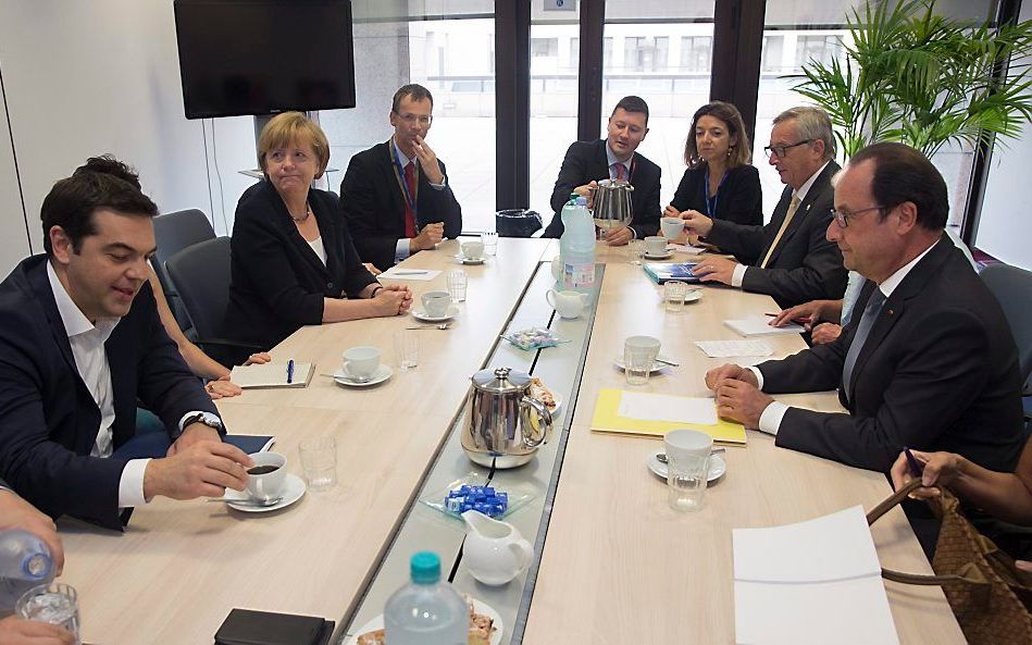 De Griekse premier Tsipras (l.), de Duitse bondskanselier Merkel (2e van l.), voorzitter Jean-Claude Juncker (2e van r.) van de Europese Commissie en de Franse president Hollande (r.) voorafgaande aan de bijeenkomst van de leiders van de eurozone. beeld E