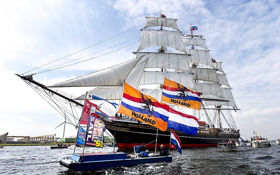 Prins Maurits stond als beschermheer van het spektakel aan het roer van de clipper Stad Amsterdam bij de aankomst in Amsterdam. beeld EPA