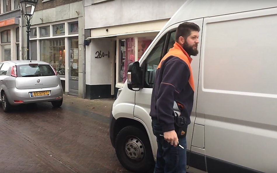 Pakketbezorger Robert Polinder aan het werk in Kampen. beeld RD