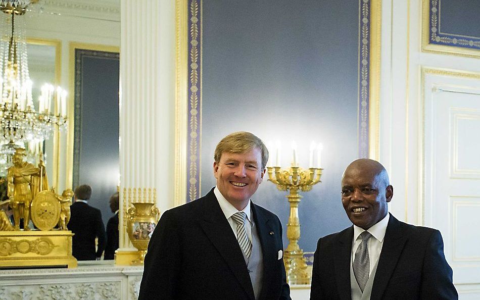 Koning Willem-Alexander en de ambassadeur van Zuid-Afrika, Vusi Bruce Koloanede. beeld ANP