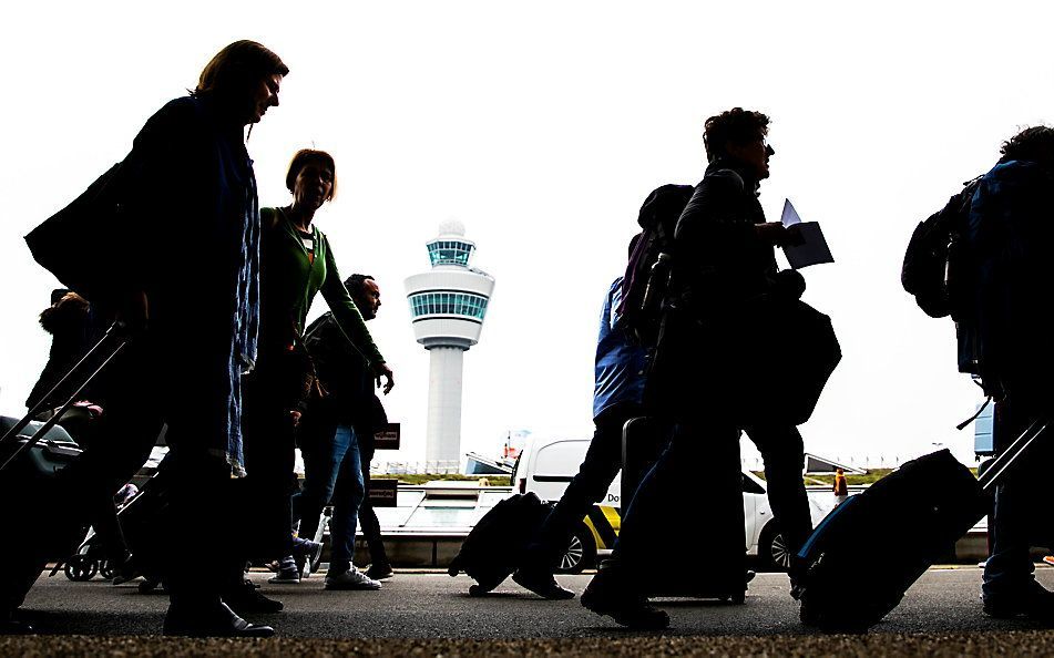 Reizigers bij luchthaven Schiphol. beeld ANP, Remko de Waal