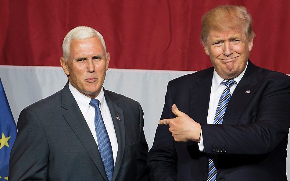 Pence (l.) en Trump. beeld AFP