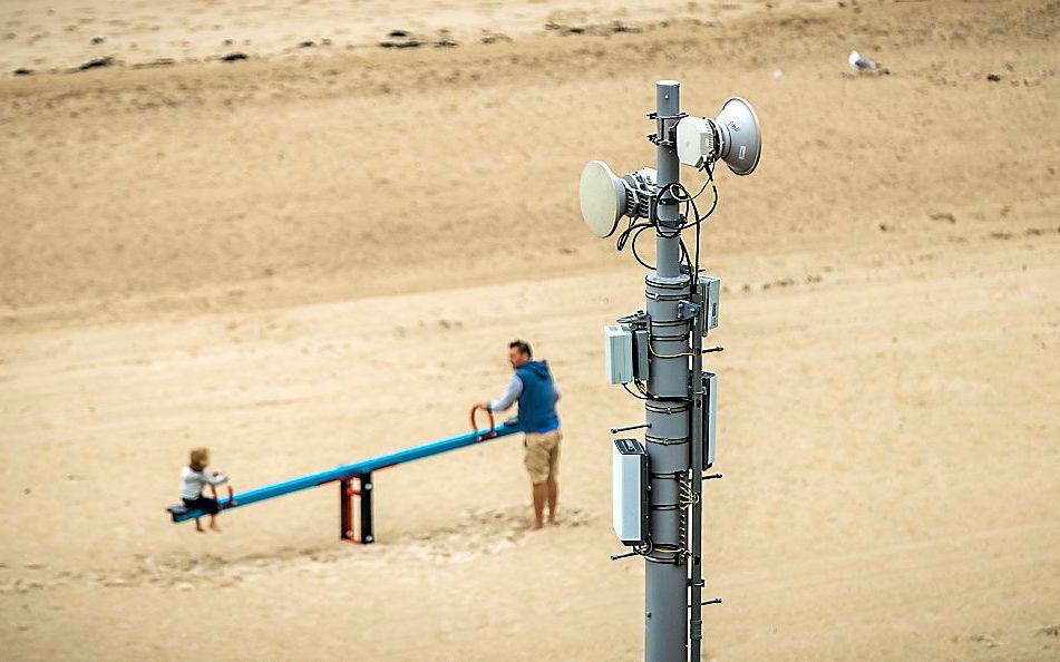 Een zendmast op het Zeeuwse strand. beeld ANP