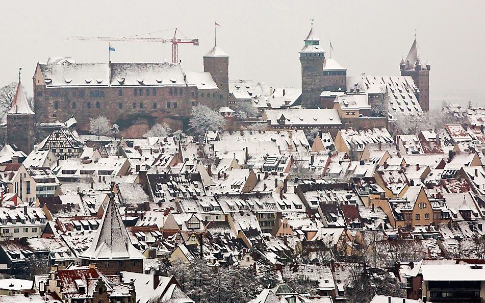 De Duitse stad Neurenberg in de sneeuw, dinsdag. Op de achtergrond Kasteel Neurenberg. beeld EPA