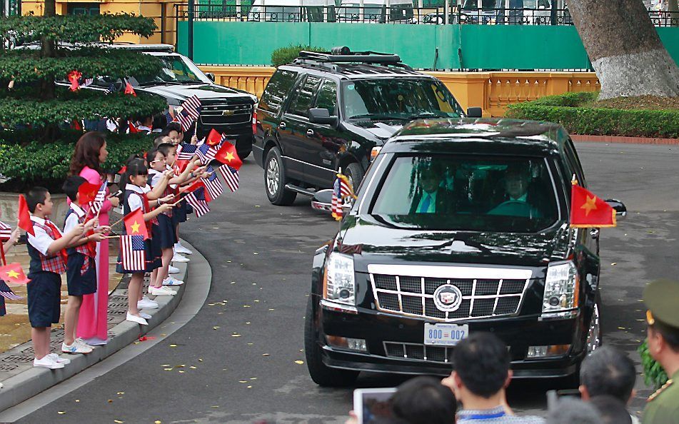 De Amerikaanse president Obama werd maandag op het presidentieel paleis in Hanoi ontvangen door zijn Vietnamese ambtgenoot Tran Dai Quang.  beeld AFP