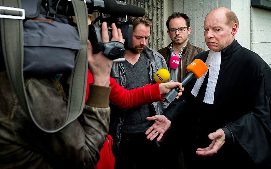 De advocaat van Robert M., Wim Anker, spreekt met de pers na zijn wrakingsverzoek in de strafzaak tegen Richard van O. en Robert M. in Amsterdam. Foto ANP