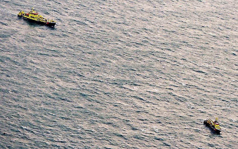 Vaartuigen van de Kustwacht tijdens de zoekactie naar de vermiste drenkelingen van het gezonken vrachtschip Baltic Ace. Foto ANP