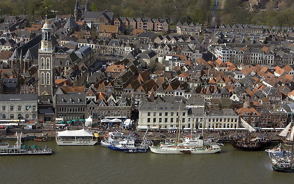 Kampen gaat de lijst met oorlogsslachtoffers tegen het licht houden. Beeld ANP