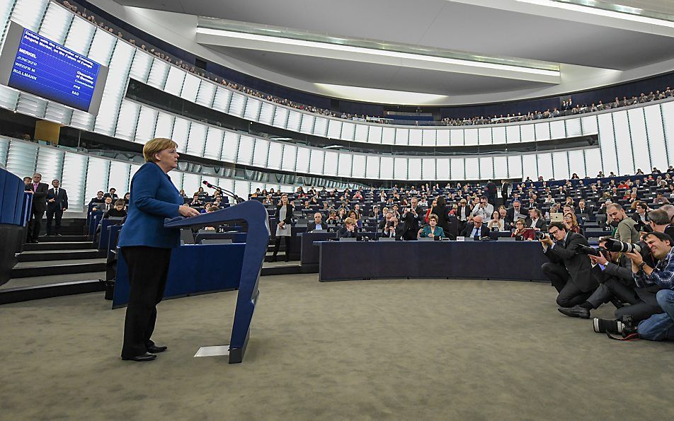 Merkel voor het Europees Parlement. beeld EPA