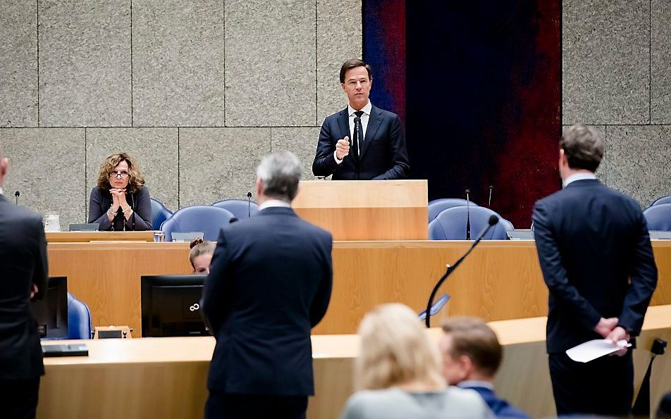 Premier Rutte tijdens het vragentuurtje. Vaak krijgen Kamerleden niet de informatie waarom zij vragen, vinden Kamerlid Omtzigt en Kamervoorzitter Arib. Beeld ANP, Bart Maat.