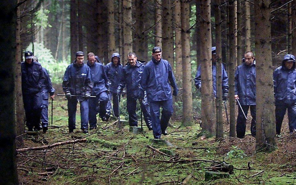 Politiemensen zoeken in 2000 naar mogelijke sporen in het bos in de gemeente Dronten waar het stoffelijk overschot van Maartje Pieck uit Kampen is gevonden. beeld ANP