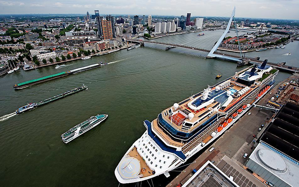 Het cruiseschip Celebrity Eclipse ligt afgemeerd in de haven Rotterdam. Foto ANP