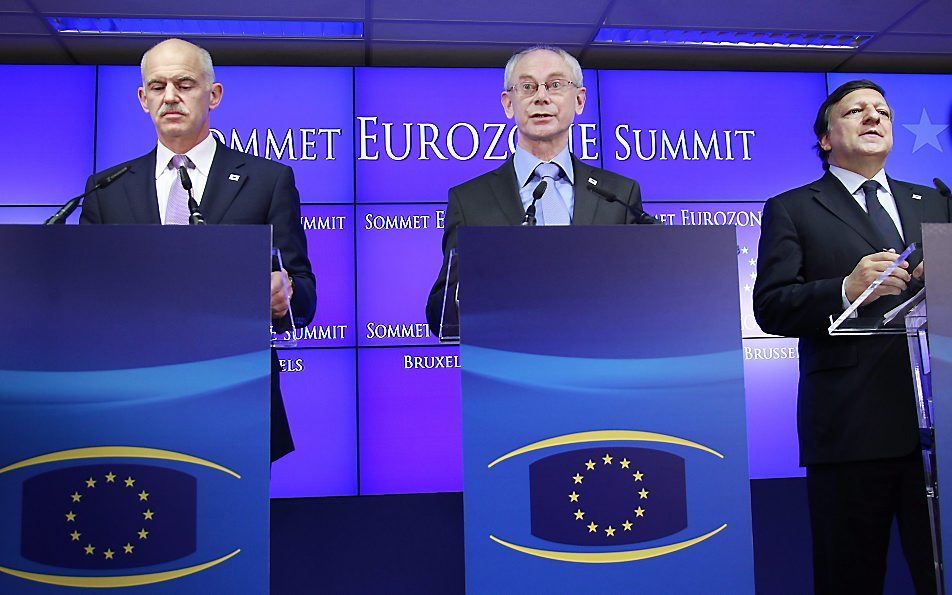 De Griekse premier George Papandreou (L), EU-president Herman Van Rompuy (M) en voorzitter José Manuel Barroso van de Europese Commissie (R) donderdagavond in Brussel. Foto EPA