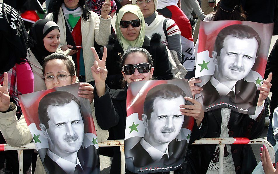 Syrische vrouwen laten zien dat ze achter Assad staan.   Foto EPA