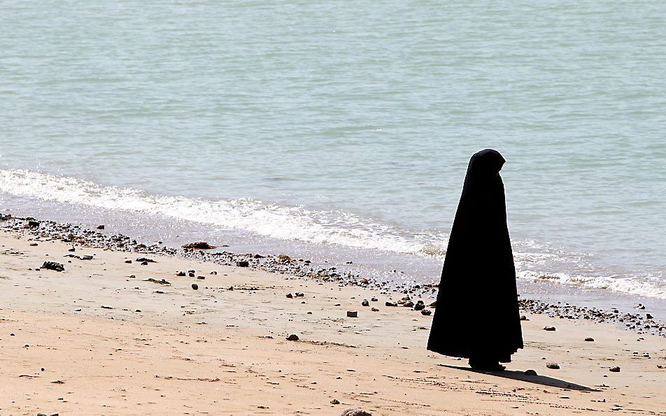 Een Iraanse vrouw aan de kust van de Perzische Golf. Foto EPA