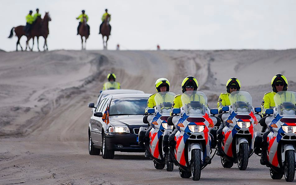 De koningin arriveert per auto op de Tweede Maasvlakte. Foto ANP