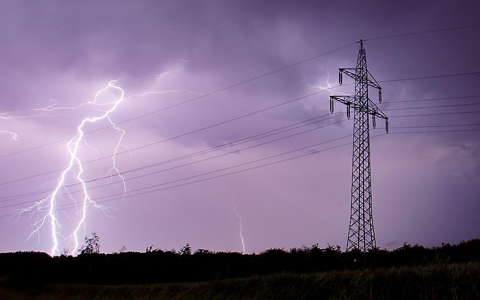 Hevig noodweer heeft maandag in het westen van Duitsland voor flinke regen- en onweersbuien gezorgd. Voor zover bekend zijn vijf personen om het leven gekomen als gevolg van de weersomstandigheden. beeld EPA