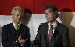 Zure gezichten bij PVV-leider Wilders en PVV-EU-lijsttrekker De Graaf gisteravond in café Nelson te Scheveningen. Volgens de prognose verliest hun partij twee zetels. beeld ANP