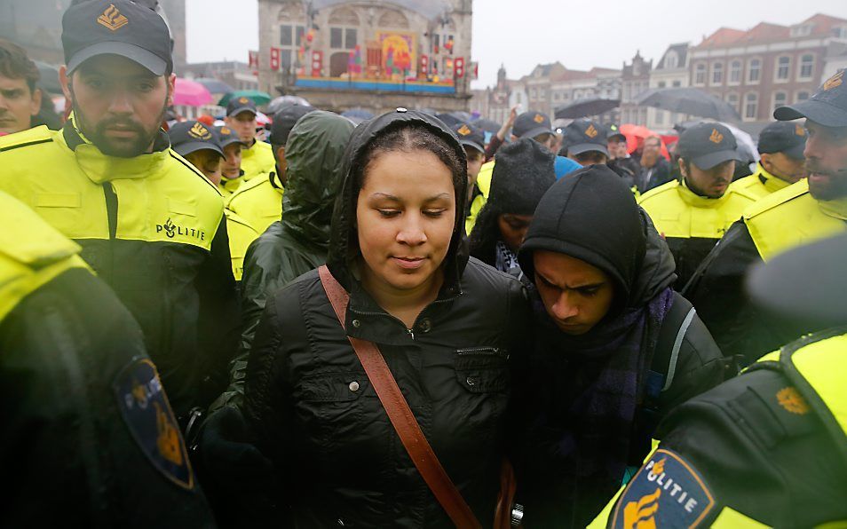 Demonstranten tegen Zwarte Piet worden aangehouden tijdens de landelijke intocht van Sinterklaas in Gouda in 2014. beeld ANP