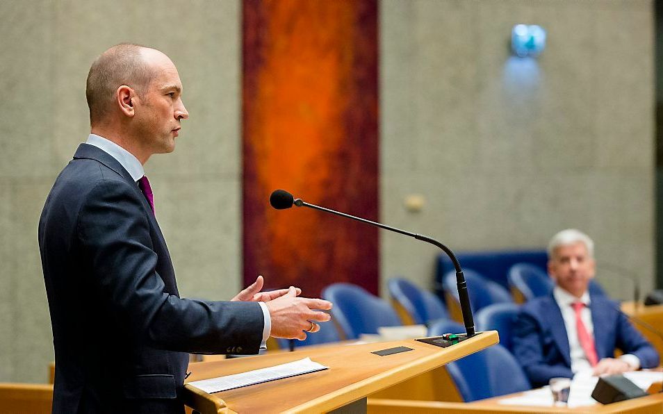 Tweede Kamerlid Gert-Jan Segers neemt dinsdag tijdens de fractievergadering al het stokje over van vertrekkend voorzitter Arie Slob. beeld ANP