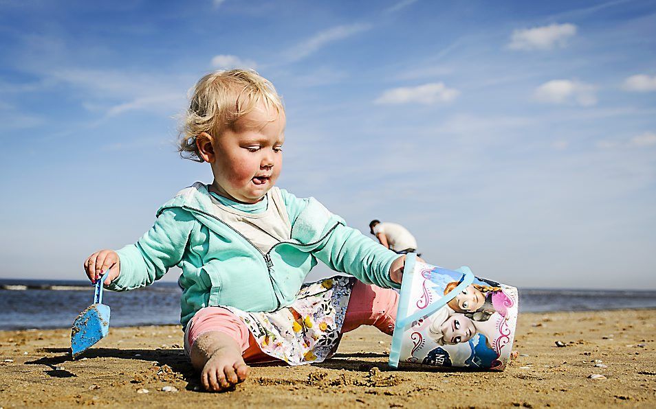 Een meisje geniet van het zomerse weer op het strand van Zandvoort. beeld ANP