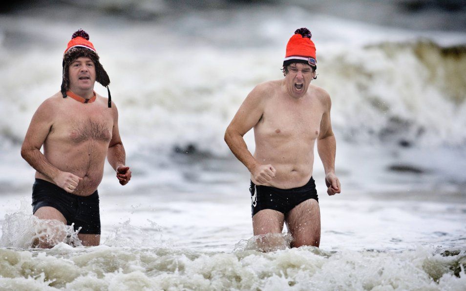 Er zijn al 14 nieuwjaarsduiken afgelast vanwege het weer. Foto ANP