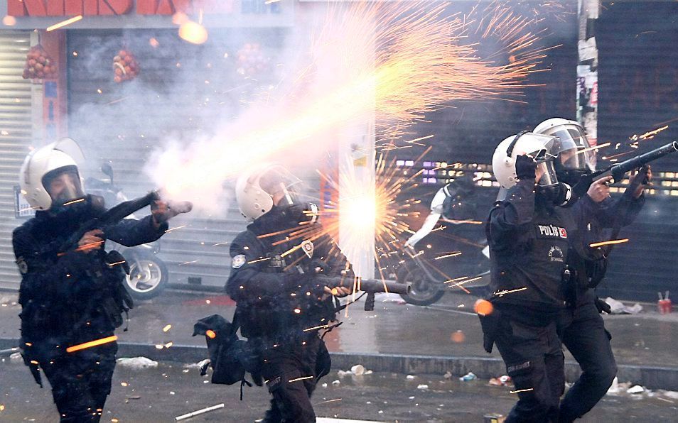 Turkse politie vuurt traangas af. Foto EPA