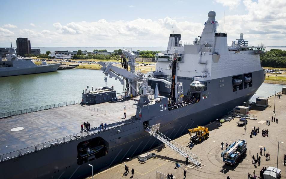 DEN HELDER. De gezagvoerder van de Karel Doorman, hier in de haven van Den Helder, heeft de Voedselbank Walcheren overgeschoten proviand geschonken. Het nieuwe schip maakte een kortere vaart dan gepland.  beeld ANP