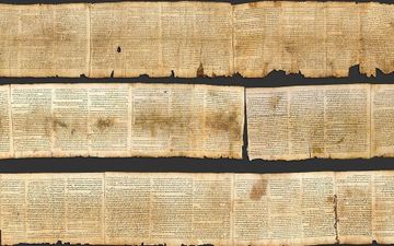 Een foto met drie rijen aan boekrol, met de Hebreeuwse vertaling van de profetieën van Jesaja