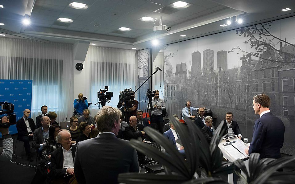 Premier Rutte (r.) tijdens zijn wekelijkse persconferentie na afloop van de ministerraad. beeld ANP, Bart Maat