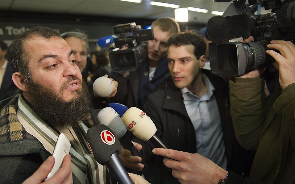 Sjeik Haitham al-Haddad komt vrijdagmorgen aan op Schiphol. Later op de dag zal hij deelnemen aan een debat over de islam in De Balie in Amsterdam. Foto ANP