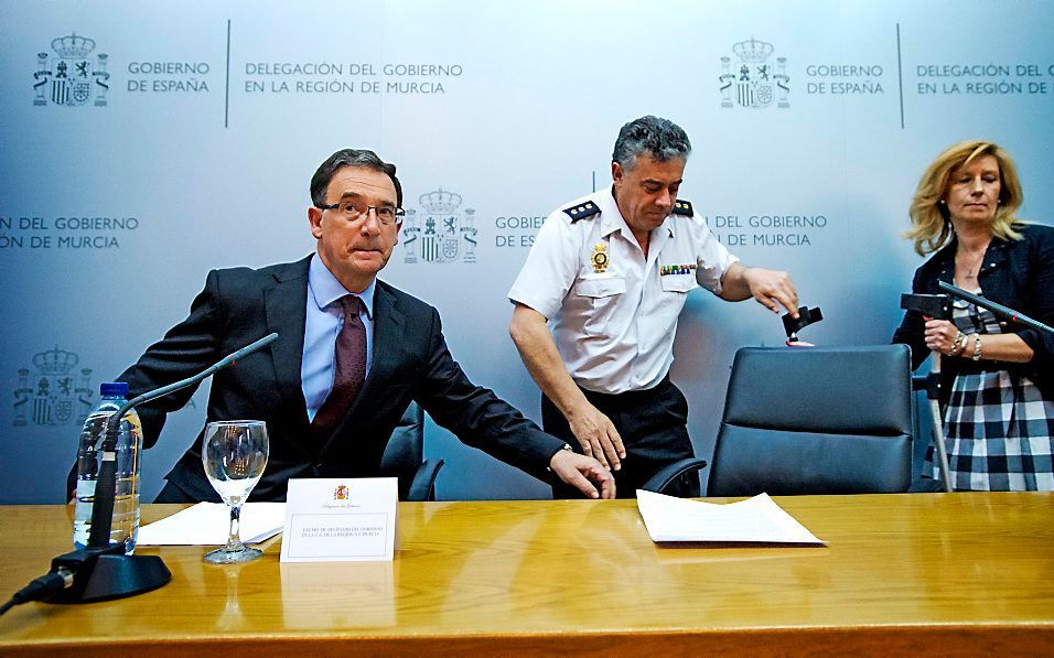 Joaquin Bascunana (L), een afgevaardigde van de regering van het Spaanse Murcia, en politiechef Ilmo Sr. tijdens een persconferentie naar aanleiding van de gevonden lichamen van van oud-volleybalster Ingrid Visser en haar partner Lodewijk Severein. Beeld 