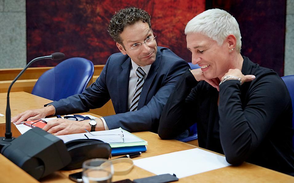 Minister Jeroen Dijsselbloem (Financiën) en staatssecretaris Wilma Mansveld (Spoor) in de Tweede Kamer voor het debat over het debacle met de hogesnelheidstrein Fyra. Beeld ANP