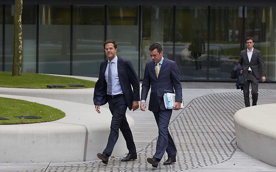 Premier Mark Rutte arriveert bij het ministerie van Financien voor gesprekken over het bezuinigingspakket. Foto ANP