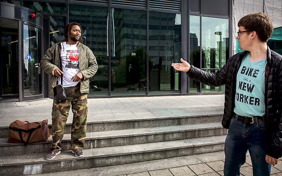 Een actievoerder gaat voor de Amsterdamse rechtbank in discussie met een voorstander van Zwarte Piet voorafgaand aan de uitspraak rondom de verstrekking van de vergunning voor de Sinterklaasintocht in de hoofdstad. Foto ANP