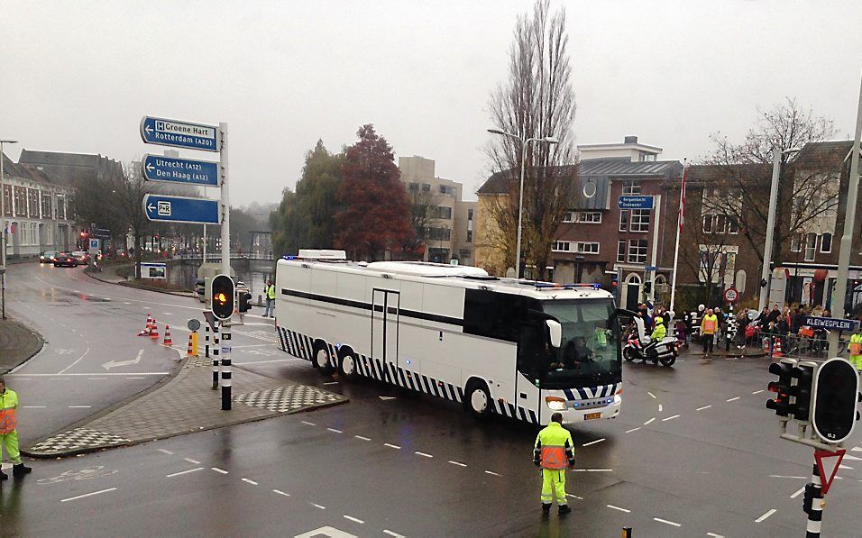 Arrestantenbus rijdt weg uit het centrum van Gouda. Beeld RD